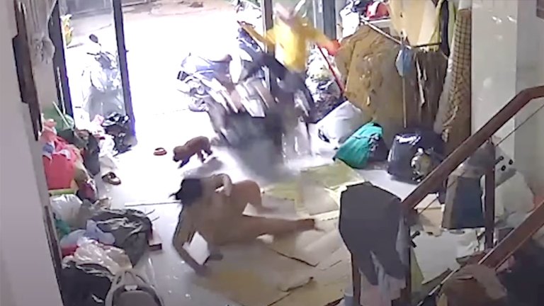 Dame zit rustig binnen op de grond. Maar plots? Een op hol geslagen scooter! (video)