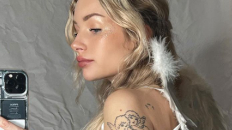 Zus van Kate Moss poseert halfnaakt en daagt Instagram uit: “Té sexy!” (foto’s)