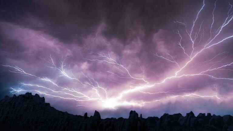 WOW. Zeldzame opwaartse bliksem elektrocuteert de lucht tijdens storm in Kansas (video)