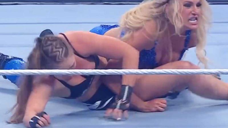 Vrouwelijke worstelaar beleeft gênant moment wanneer borst uit topje floept (video)