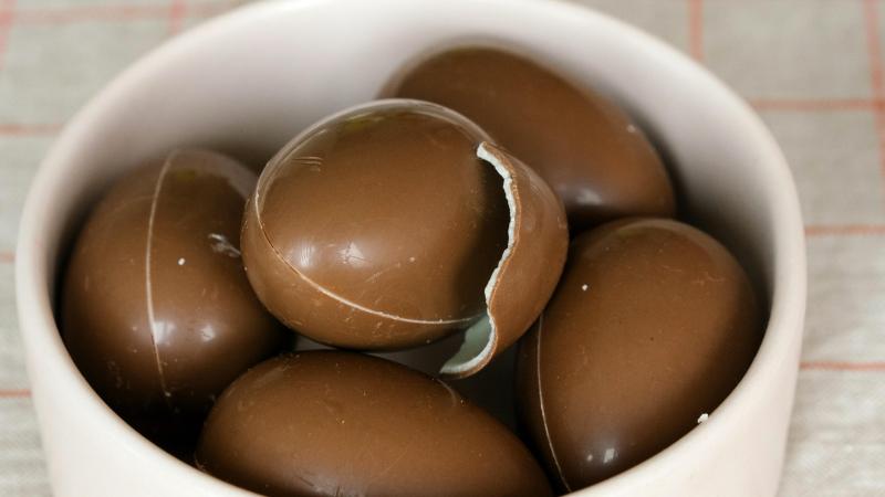 Meerdere salmonella-uitbraken in Europa: voedselagentschap roept op om geen Kinder Surprise-eitjes te eten