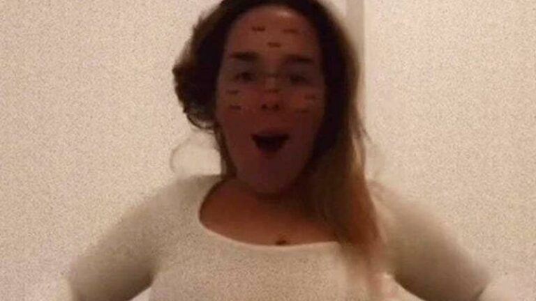 Vrouw past trendy outfit, maar merkt dat haar borsten zichtbaar zijn: «Oh mijn God!» (foto)
