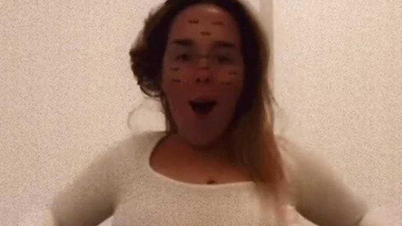 Vrouw past trendy outfit, maar merkt dat haar borsten zichtbaar zijn: «Oh mijn God!» (foto)