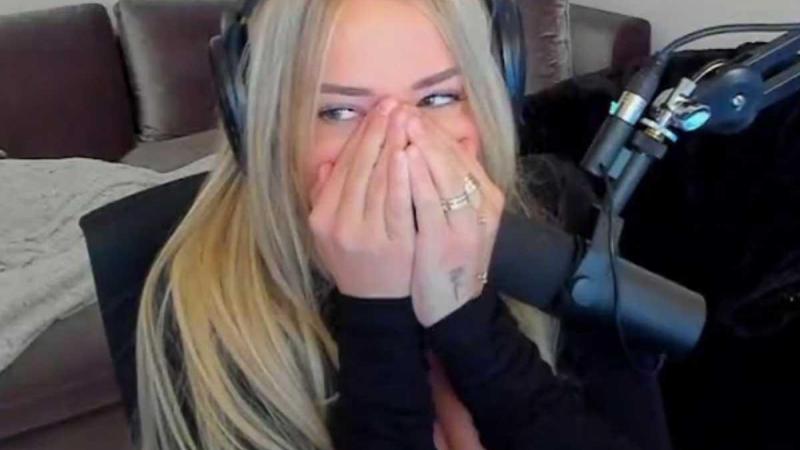 GÊNANT! Twitch-ster beseft tijdens livestream dat haar bloesje openstaat: «Ik had het niet door!» (video)