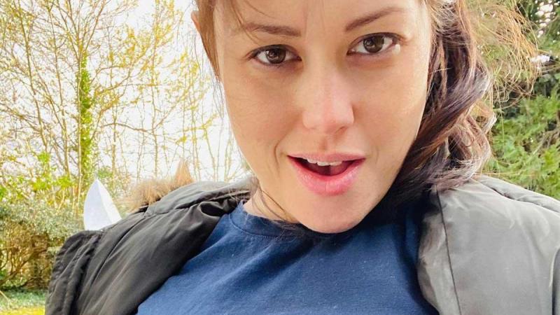 Hockeyspeelster deelt foto van lekkende borsten: «Welkom in de realiteit van het moederschap»