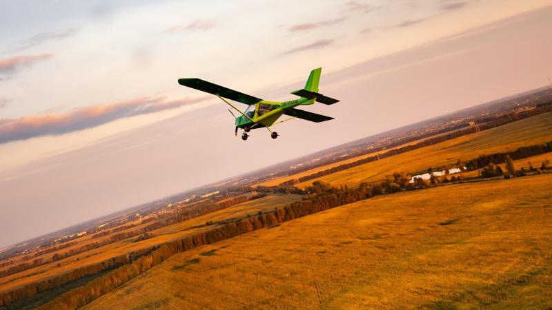 OMG. Vrouw neemt bij eerste vliegles stuur over na hartinfarct piloot