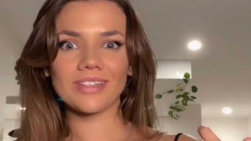 Vrouw aangesproken op ‘ongepaste’ outfit: «Ik kan zelfs je clitoris zien!» (video)