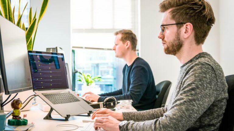 Kwart werkende Nederlanders walgt van collega’s