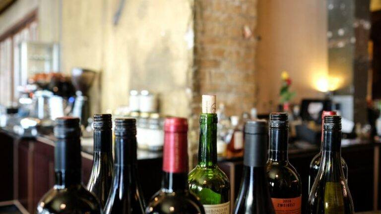 Kurk van je fles wijn kwijt? TikTokker toont geweldige hack om je fles dicht te draaien