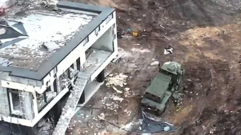 Oekraïense miljonair laat eigen huis bombarderen wanneer hij Russische soldaten op beveiligingsbeelden ziet
