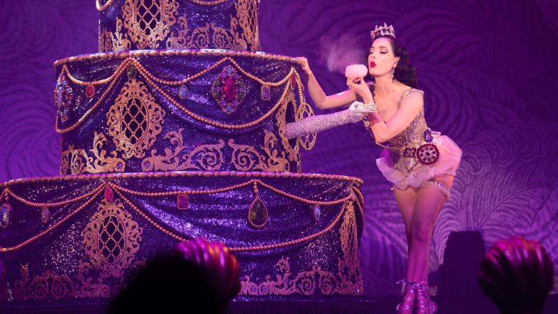 Dita Von Teese zet beste beentje voor in burlesqueshow ‘Glamonatrix’