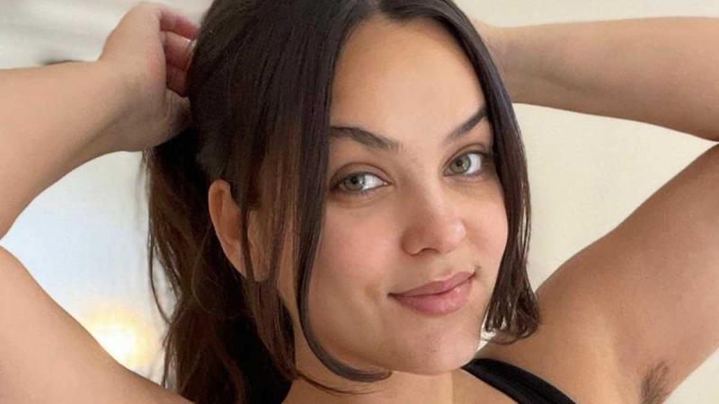 OnlyFans-model scheert haar okselhaar niet meer: «Sindsdien verdien ik veel meer geld!»