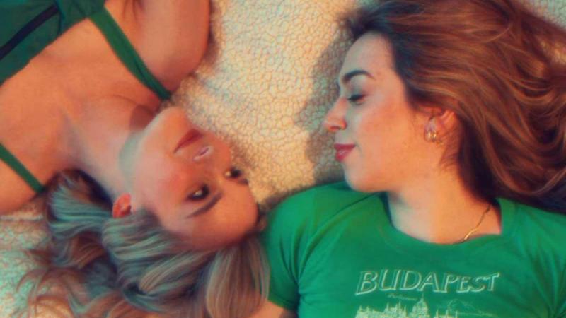 Pommelien Thijs kust intiem met Flo Windey in nieuwe videoclip: «Zo mooi dat je dit durft te delen!»