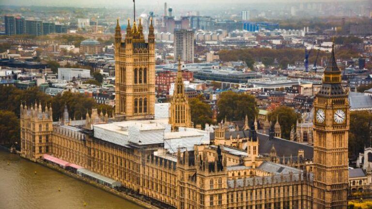 Tory zou in Britse parlement naar porno hebben geloerd: «Volledig onaanvaardbaar»