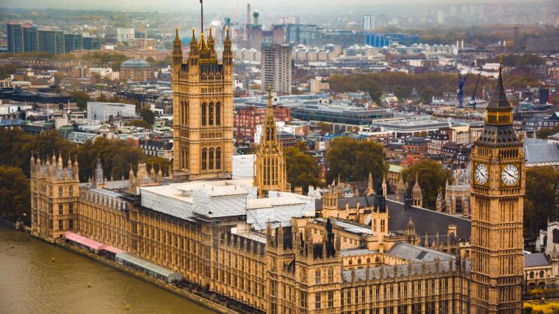 Tory zou in Britse parlement naar porno hebben geloerd: «Volledig onaanvaardbaar»