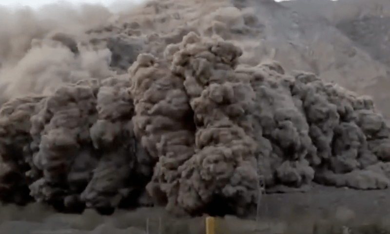 Ongelooflijke aardverschuiving in Iran zorgt voor SPECTACULAIRE beelden (video’s)