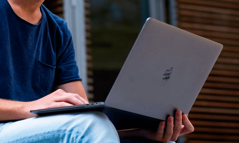 Opmerkelijke vacature: krijg 18 euro per uur om een hele dag pikante filmpjes te bekijken