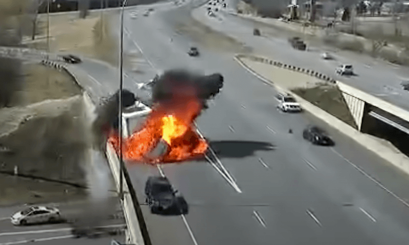 Trucker kruipt door oog van naald wanneer vrachtwagen explodeert na crash (video)