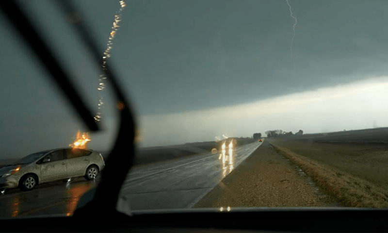Man legt schrik van zijn leven vast in filmpje: “Bliksem slaat in op mijn Toyota Prius!” (video)
