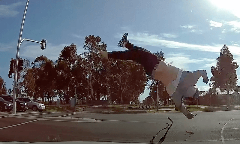 MIRAKEL! Motard overleeft horrorcrash nadat hij door het rood reed (video)