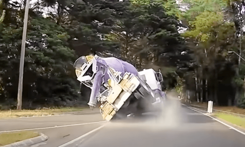 Compilatie van GEVAARLIJKE autobestuurders gaat viraal! (video)