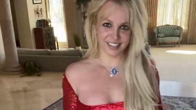 Britney Spears springt halfnaakt het water in en maant fans aan: “Zeg hallo tegen mijn kont!” (foto)