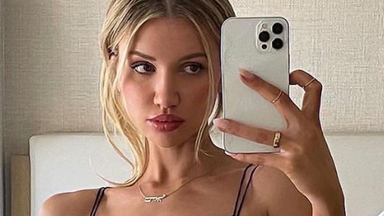 Model pakt uit met wel ZEER pikante festivaloutfit: “Wat een geweldig bovenstukje!” (foto’s)