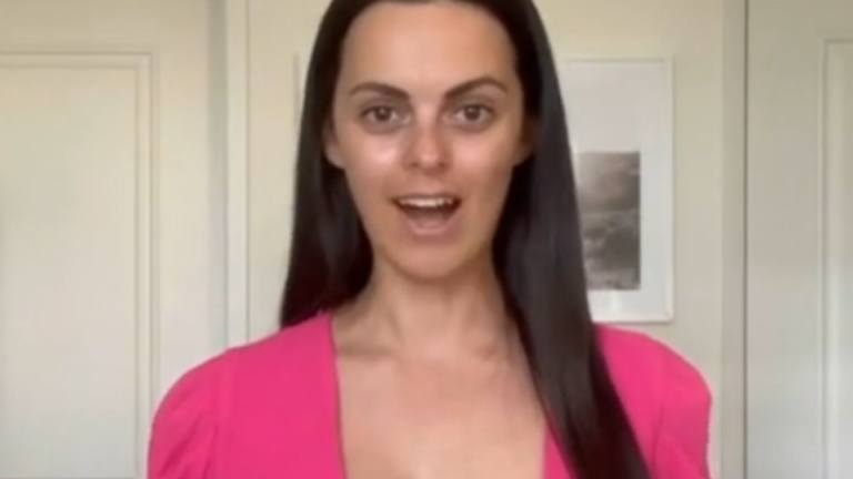 Vrouw kan niet geloven wat ’tape’ met haar boezem doet: “Waarom lijkt het op een borstvergroting?” (video)