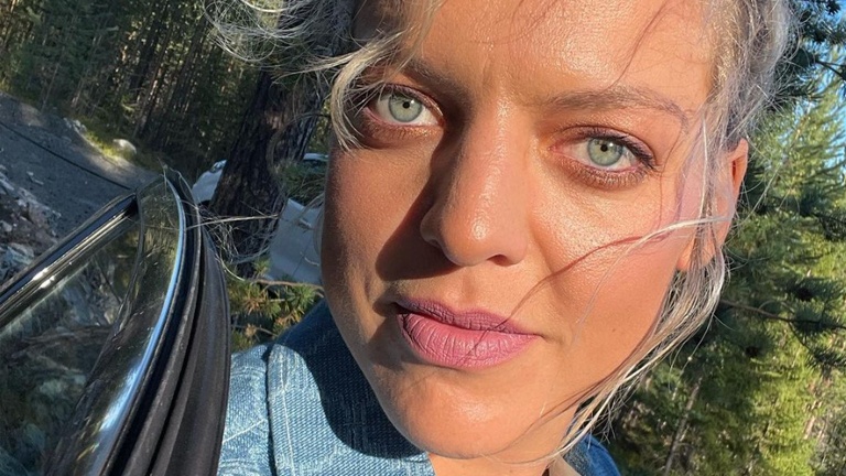 Ella Leyers kan bizarre reactie op foto van haar en zus Olga niet geloven: “WTF!”