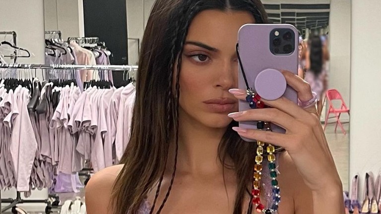 Kendall Jenner poseert halfnaakt bij zwembad. Fans lovend: “Je bent geweldig!” (foto)