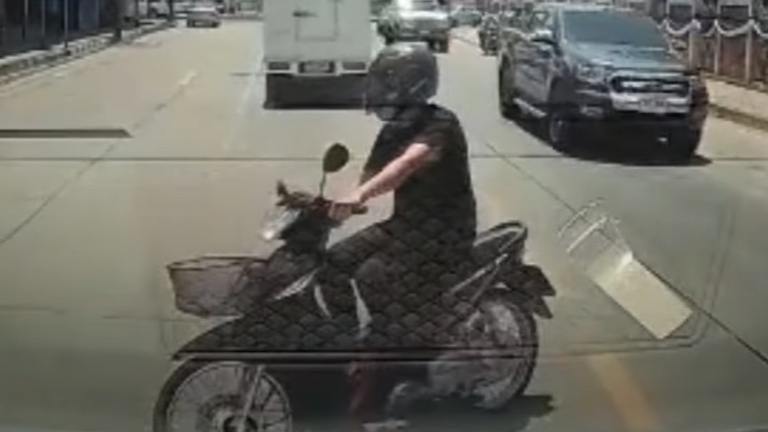 Vriendelijke automobilist stopt even voor man op scooter. Wat volgt? CRASH! (video)