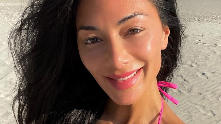 Nicole Scherzinger pakt op TikTok uit met sensueel bikinifilmpje: “Zoet als honing” (video)