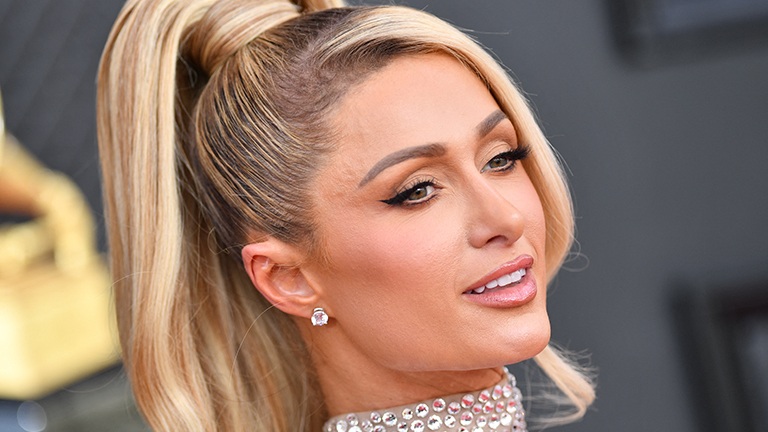 Paris Hilton verbaast volgers met pikante festivaloutfit: “Zo heet!” (foto’s)