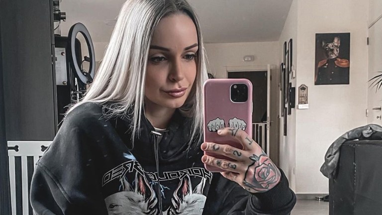 ‘Temptation’-Pommeline poseert in opvallende bikini. Fans lovend: “Geen woorden voor!” (foto)