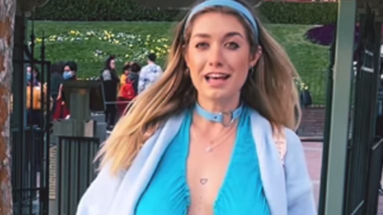 Ophef over dame die in ‘ongepaste outfit Disneyland bezoekt’: “Het loopt daar vol kinderen!” (video)