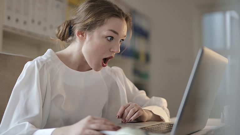 BETRAPT: ‘Google Street View’-gebruiker ontdekt per ongeluk vrijend koppel op balkon (foto)