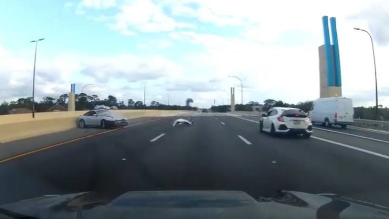 Wegpiraat in Porsche scheurt over de snelweg. Niet veel later? RAVAGE! (video)