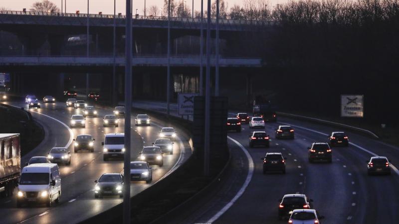 Autobestuurders zijn bijna de helft van de rijtijd afgeleid, en dat leidt tot heel wat verkeersdoden