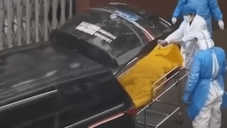 OMG. Verpleeghuis stuurt ‘dode’ man naar mortuarium, maar dan zien ze dat lijkzak trilt (video)