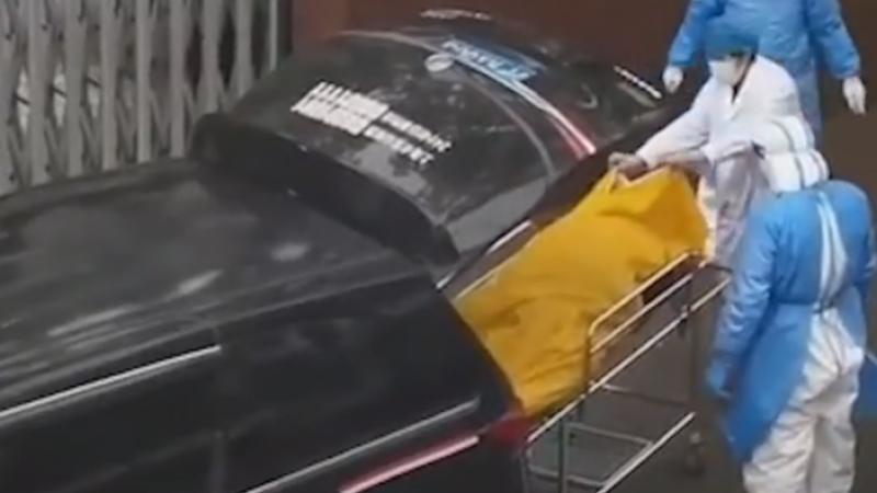 OMG. Verpleeghuis stuurt ‘dode’ man naar mortuarium, maar dan zien ze dat lijkzak trilt (video)