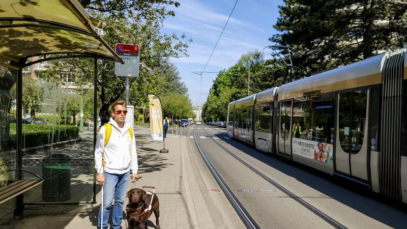 MIVB lanceert audio-aankondiging van aankomende voertuigen voor slechtzienden: «Stap naar toegankelijker net»
