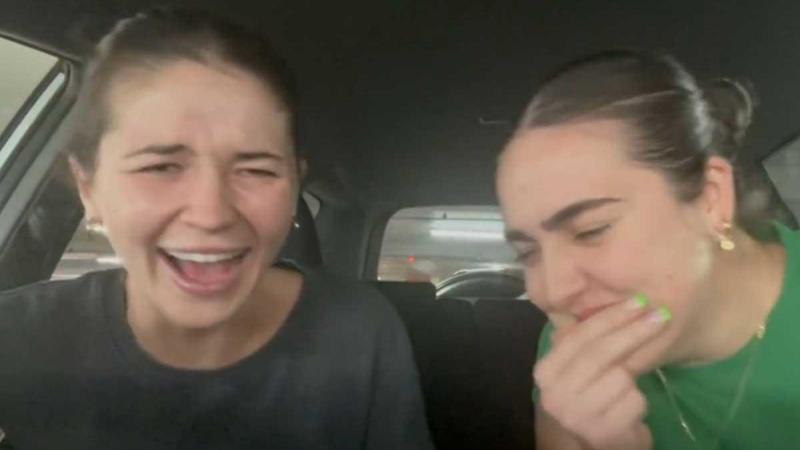 Vrouw gelooft zelf haar oren niet wanneer ze ENORME boer laat: «Het lijkt wel een duiveluitdrijving!» (video)