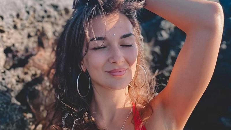 Russische influencer riskeert celstraf nadat ze naakt poseert aan heilige boom in Bali (foto)