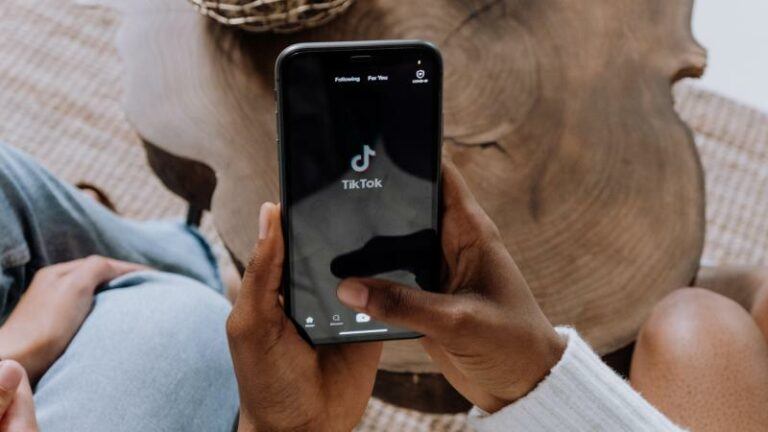 Te veel aan het scrollen? Dit zijn de zes symptomen van een TikTok-verslaving