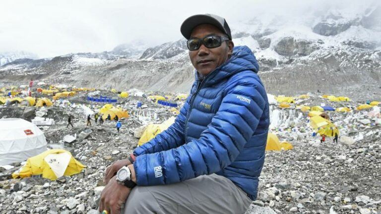 WOW. Sherpa beklimt 26 keer Mount Everest en breekt zo eigen wereldrecord