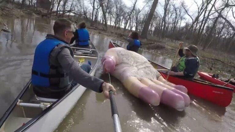BIZAR. Peddelaars treffen weggespoelde reuzenhand aan in rivier (video)