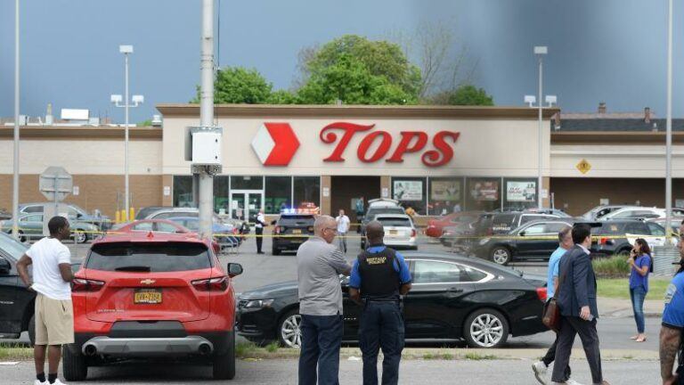 Tien doden bij schietpartij in Buffalo, dader omschreef zichzelf als witte supremacist: «Weerzinwekkend»