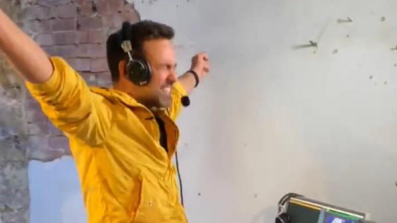 Emotionele beelden van dolgelukkige Oekraïense Eurosongpresentator in bunker gaan viraal (video)