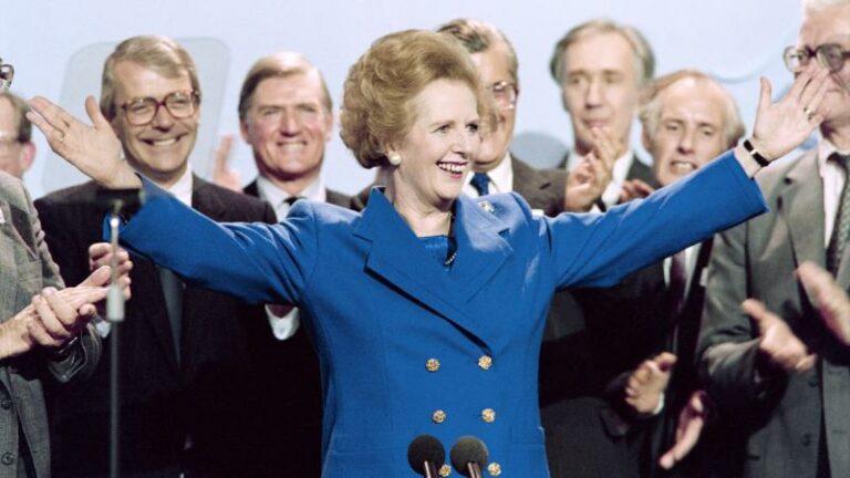 Standbeeld van Margaret Thatcher bekogeld met eieren amper twee uur na de plaatsing (video)
