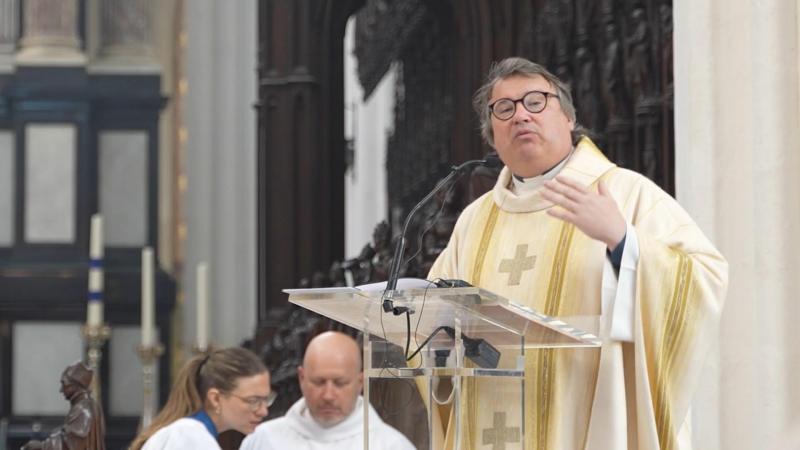 Hoe taal barrières tussen generaties kan overbruggen: Onze Vader wordt Onze Bro (video)